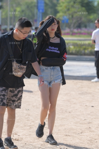 眉清目秀的热裤长腿美眉