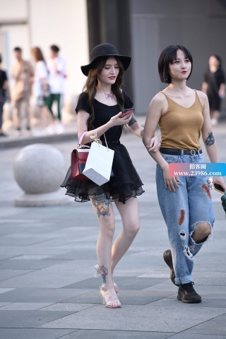 纹身应该是贴上去的吧。