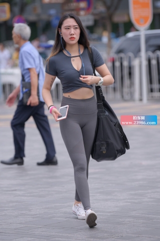 街拍漂亮的灰色瑜伽裤美女