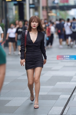 街拍V领低胸短裙美姐