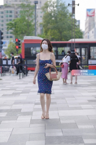 街拍吊带花裙子凉高性感女人