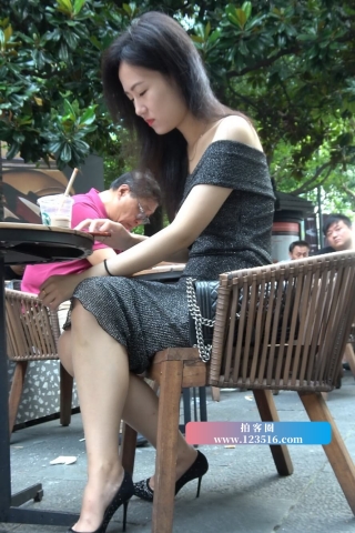 4K - 性感包臀长裙街拍高跟美女 [1.56 GB/MP4]（视频版）