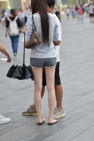 街拍穿人字拖的居家热裤小妹