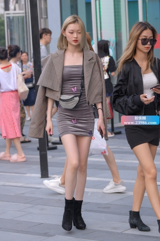 街拍灰色短裙美眉