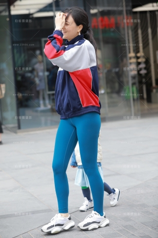 【玻璃街拍】蓝色紧身裤辣妈