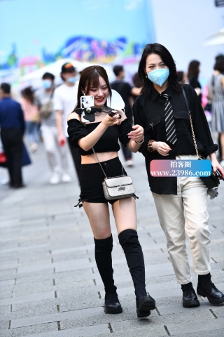 一身黑色的小姐姐