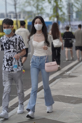 粉色挎包的牛仔裤美眉