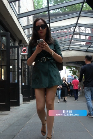 4K - 极品性感大长腿高跟街拍美女 [1.43 GB/MP4]（视频版）