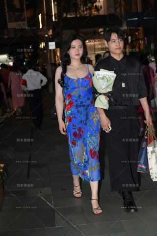 风韵的吊带蓝裙成熟贵妇