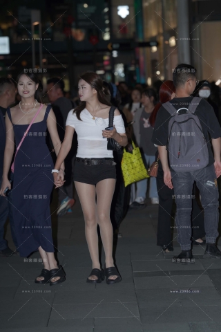 夜拍肉色丝热裤美眉