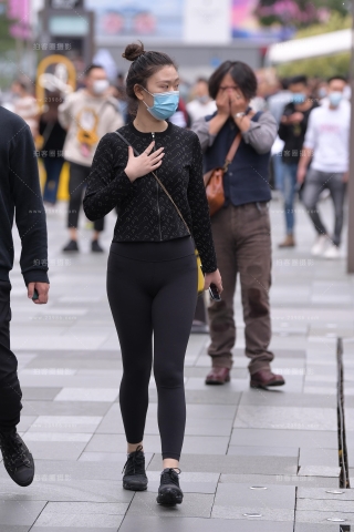 黑色紧身裤美女