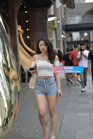 街拍夏日清凉热裤美腿小姐姐