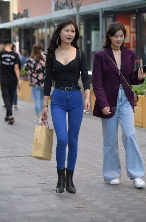 街拍紧牛长腿姐姐