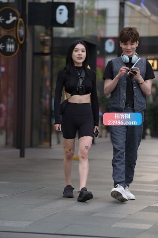 街拍黑色紧身裤套装
