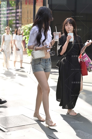 非常高挑的大长腿热裤妹纸