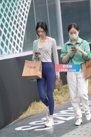 魅力紫紧身裤小姐姐