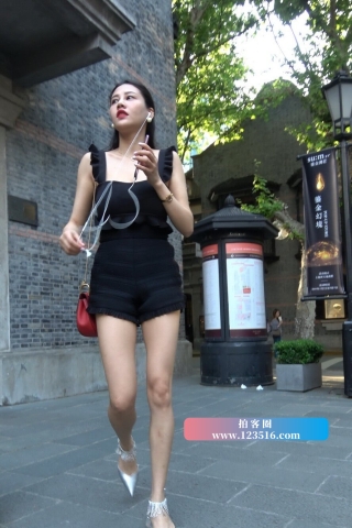 4K - 性感街拍热裤大长腿美女 [0.99 GB/MP4]（视频版）