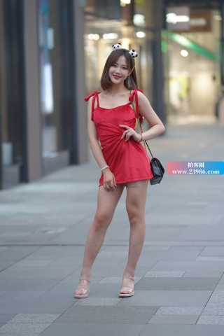 搭讪街拍可爱甜美型酒窝女孩