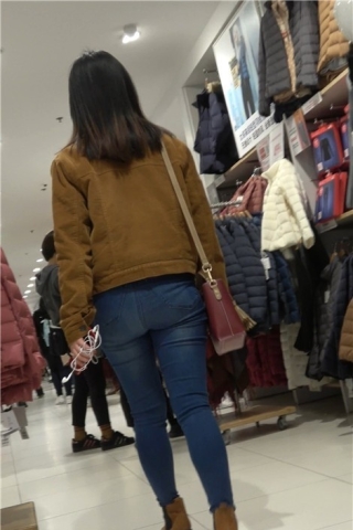 4K - 逛商场偶遇两位极品街拍紧身牛仔裤小姐姐 [997 MB]