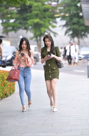 银白色高跟紧牛美女