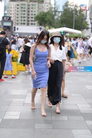 漂亮气质的蓝色群街拍美女