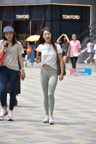 街拍紧身弹力瑜伽裤美女