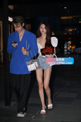 超短热裤大长腿美眉