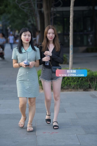 小清新热裤女孩跟闺蜜