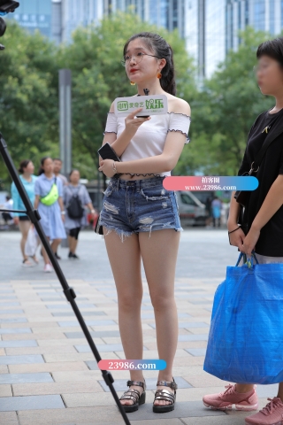 【视觉冲击赛帖】被采访的热裤肉感MM