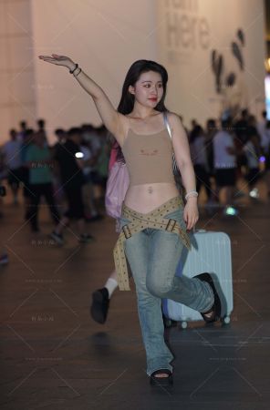 搭讪露腰的牛仔裤美眉