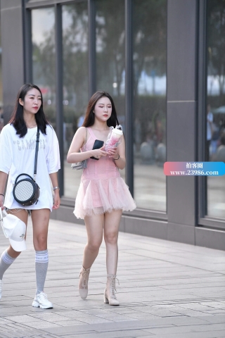 街拍粉色裙气质美女