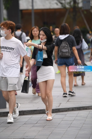 街拍白短裙女友