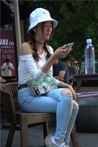 4K破洞紧身蓝牛白帽麻花辫小姐姐颜值超高 [590 MB]（视频版）