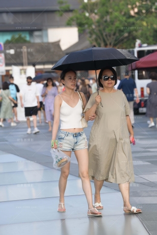 街拍吊带衫热裤眼镜妹