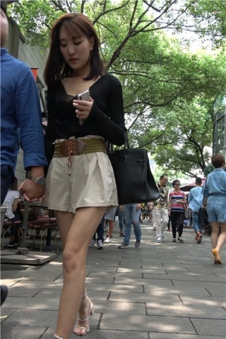 V领低胸黑色蕾丝衣精致街拍美女 [609 MB]（视频版）