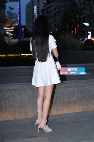 街拍打扮精致的白裙女孩儿