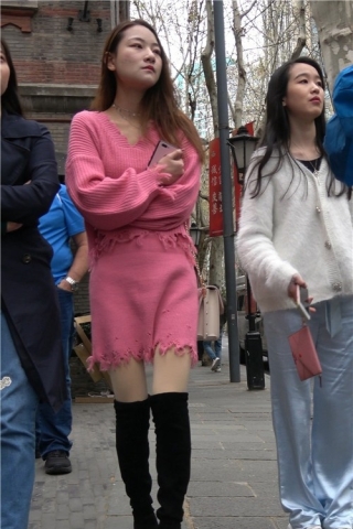 4K - 街拍长靴美腿粉色毛衣美女 [1.19 GB/MP4]（视频版）