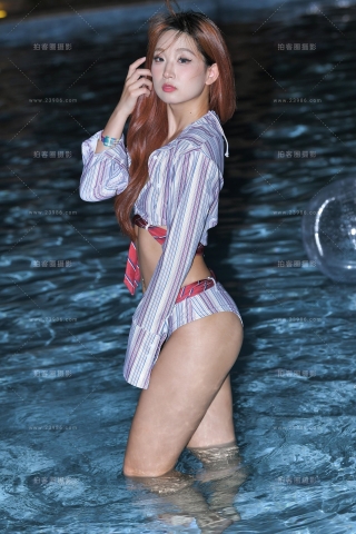 池边美女秀泳装