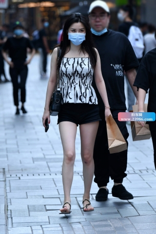 气质白皙美腿美女