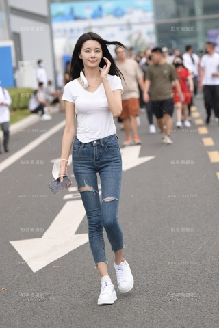 纤细美腿，紧牛美女