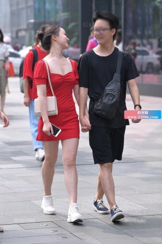 性感大红包臀裙女友