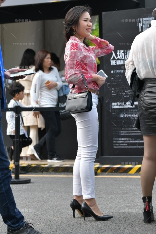 紧致白裤高跟**