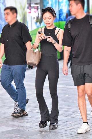 ★苗条紧身裤美女