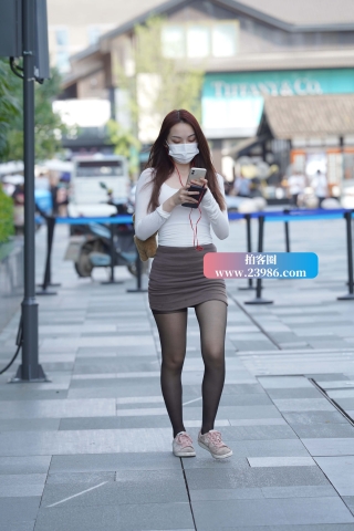 街拍超短裙黑丝小姐姐