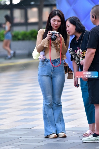 ★拍照微丰腴牛仔裤美女