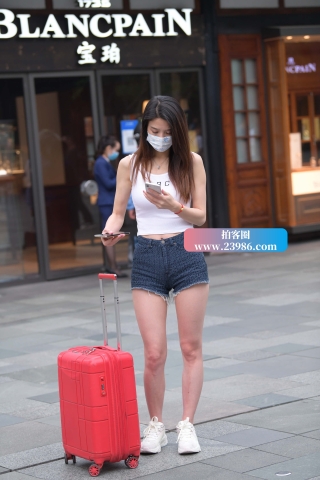 街拍清清爽爽美腿小仙女~