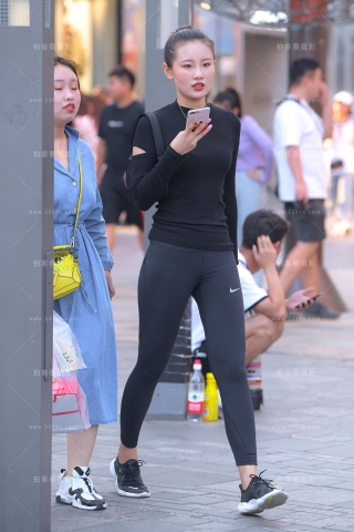 【街拍之魂赛帖】黑色紧身裤小妹