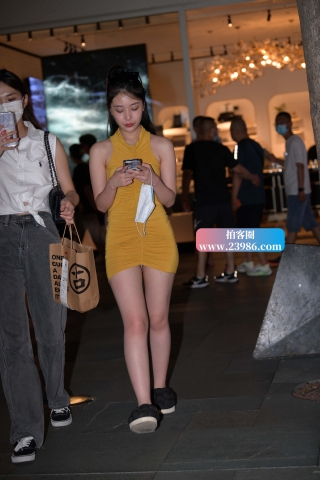 夜拍包臀短裙美女