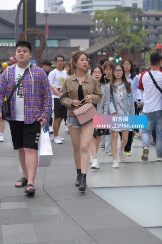 街拍爱穿R丝的热牛美眉