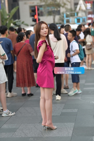 抓拍靓丽气质美腿辣妈~